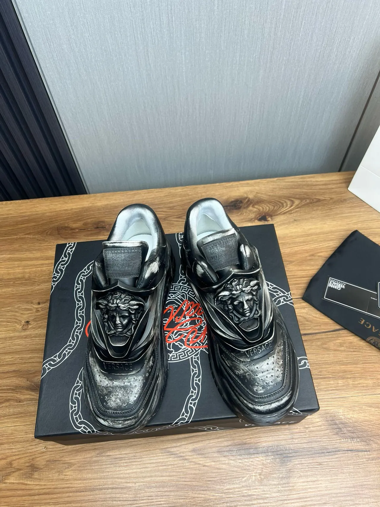 Versace Chain Reaction أحذية رياضية أسود معدني سميك متضرر 2
