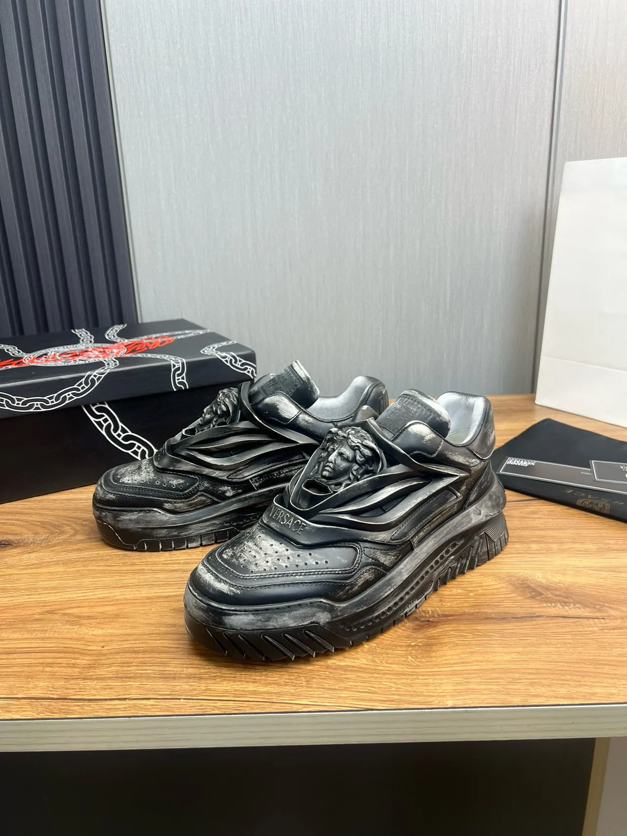 Versace Chain Reaction أحذية رياضية أسود معدني سميك متضرر 3