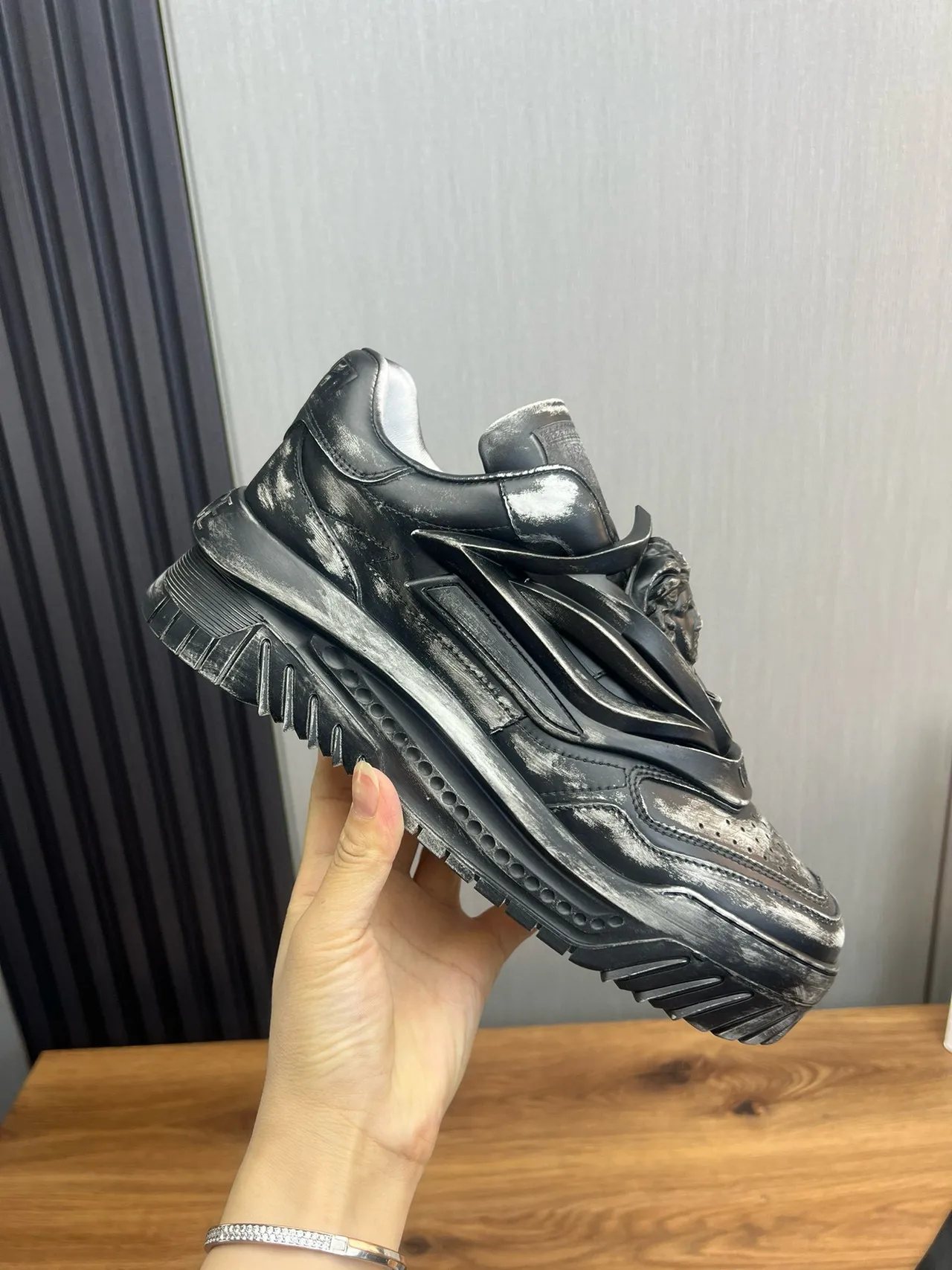 Versace Chain Reaction أحذية رياضية أسود معدني سميك متضرر 4