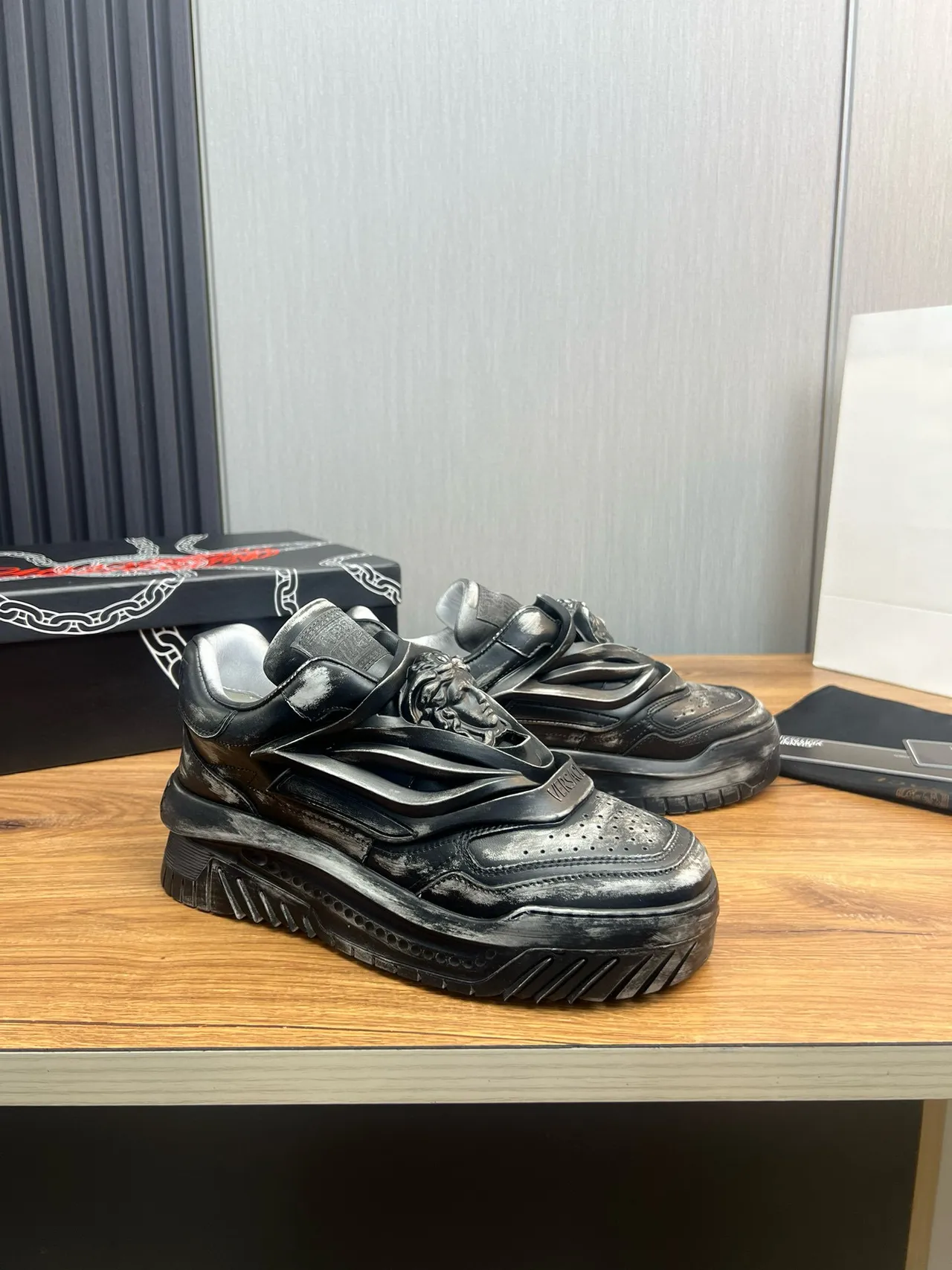 Versace Chain Reaction أحذية رياضية أسود معدني سميك متضرر 5
