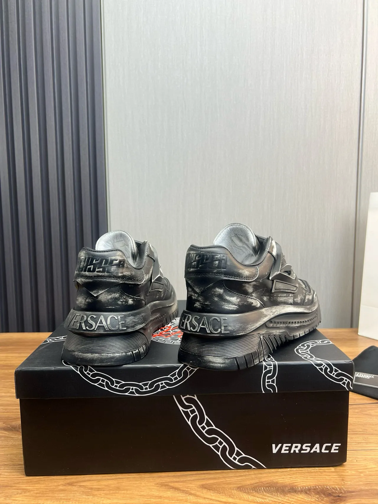 Versace Chain Reaction أحذية رياضية أسود معدني سميك متضرر 6