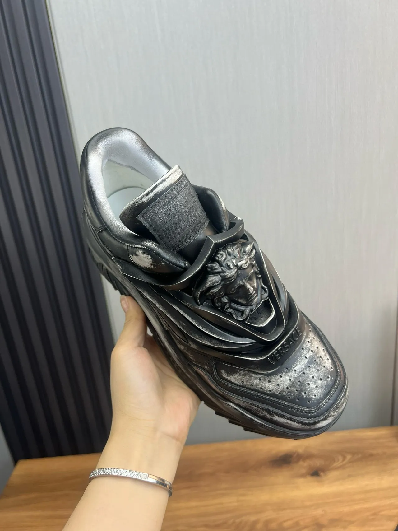 Versace Chain Reaction أحذية رياضية أسود معدني سميك متضرر 7