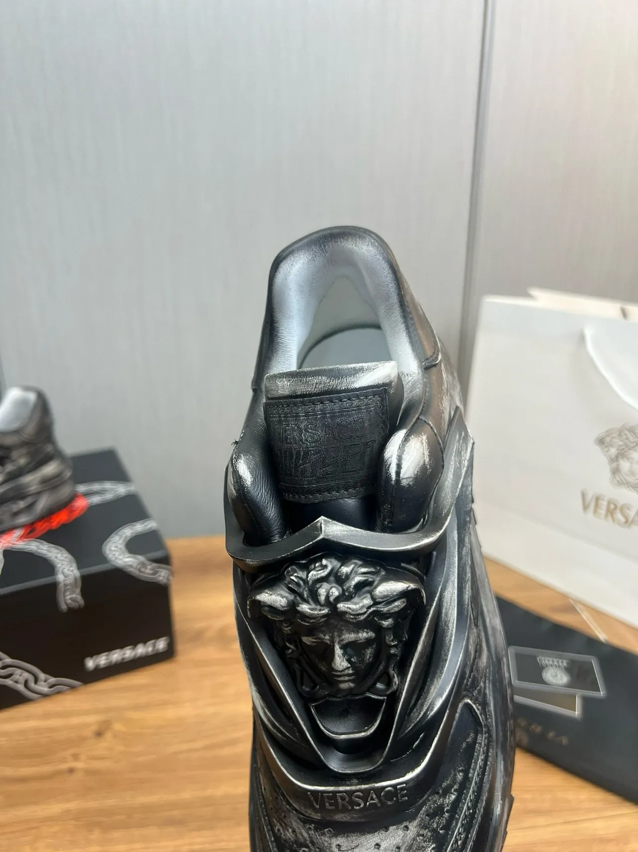 Versace Chain Reaction أحذية رياضية أسود معدني سميك متضرر 8