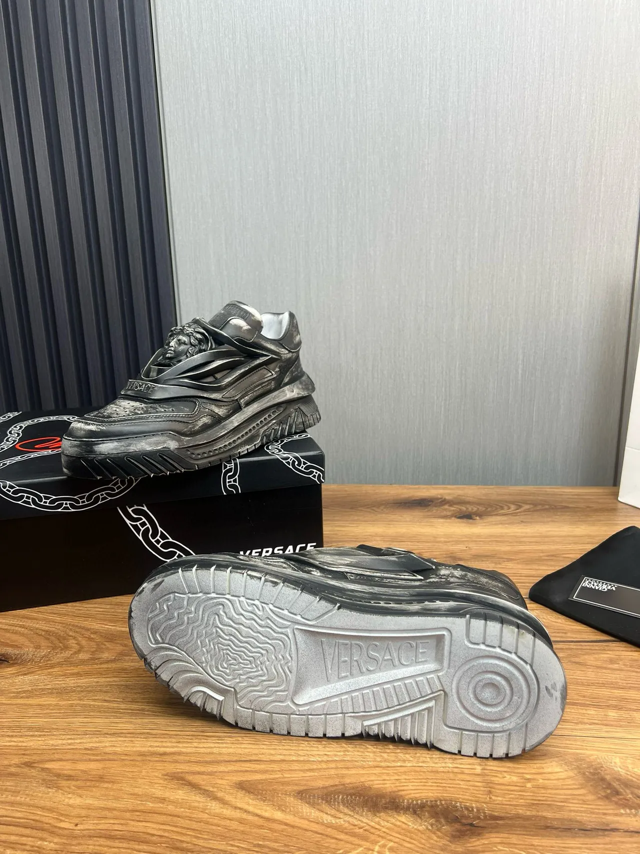 Versace Chain Reaction أحذية رياضية أسود معدني سميك متضرر 9