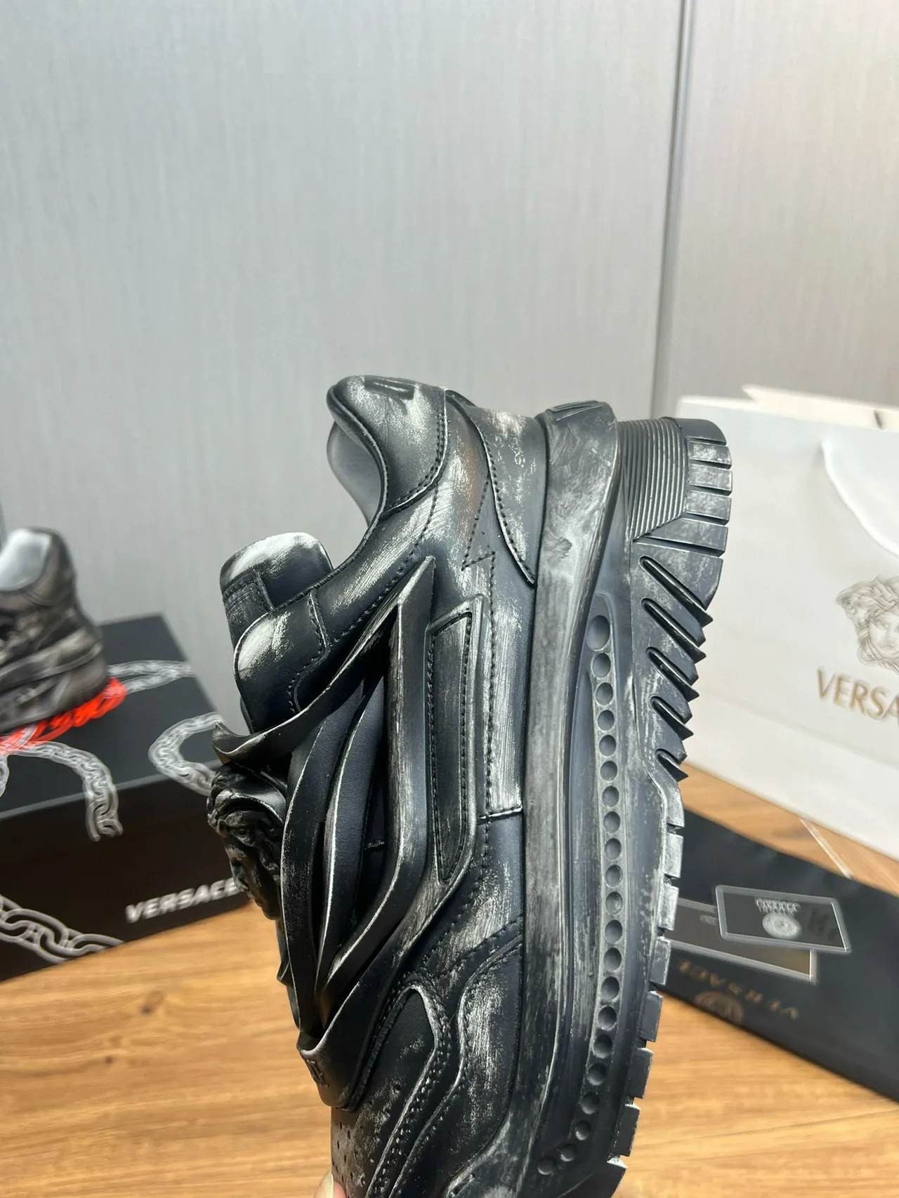 Versace Chain Reaction أحذية رياضية أسود معدني سميك متضرر 10