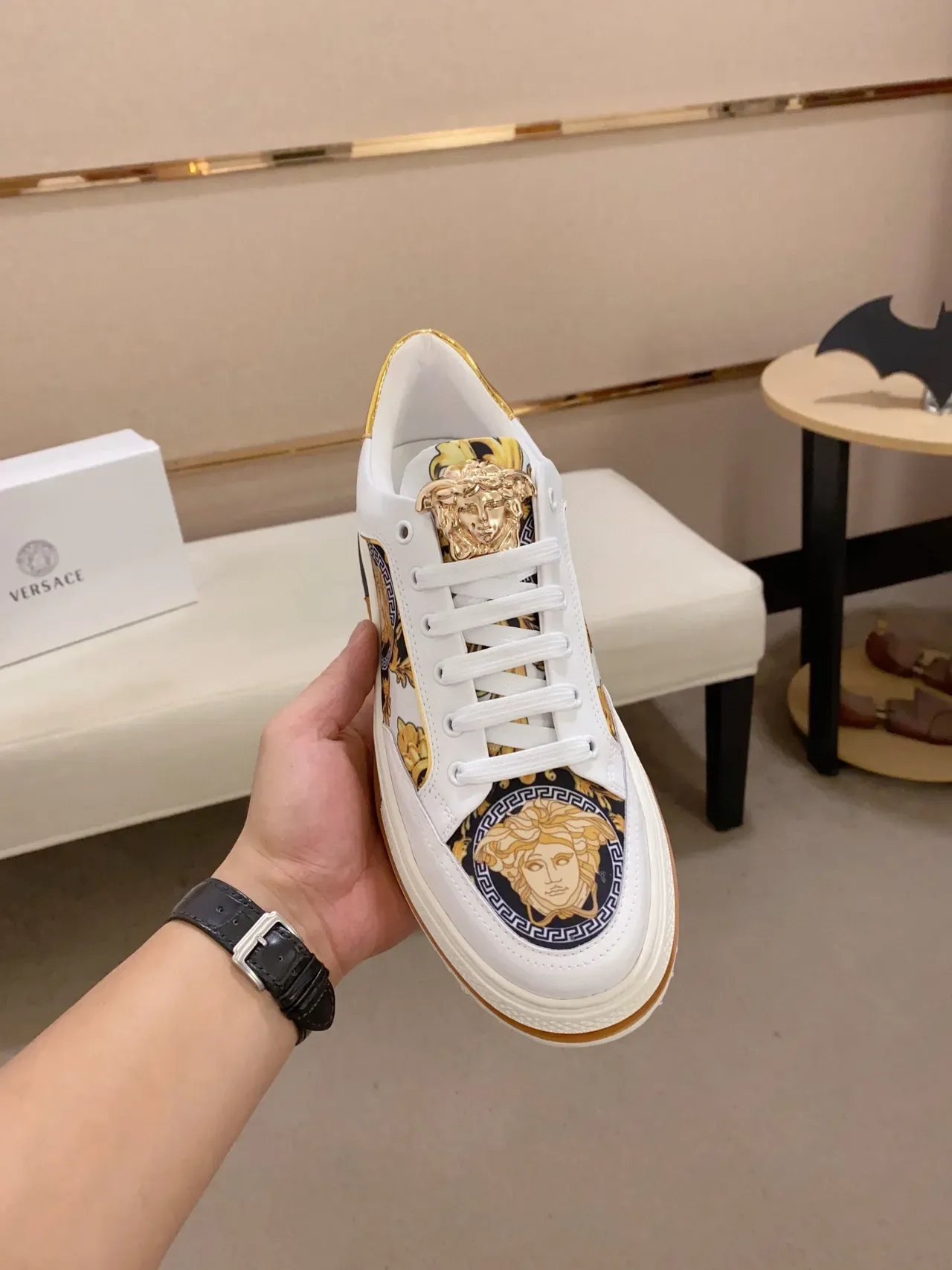 Versace Chain Reaction Blanc et Or Medusa Lifestyle Sneakers 9