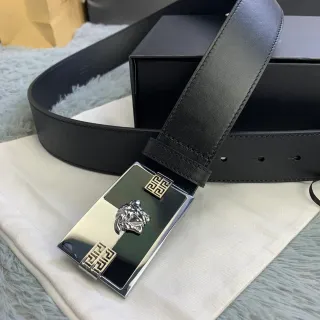 Versace Medusa 黑色银色抛光矩形扣头中心皮革腰带