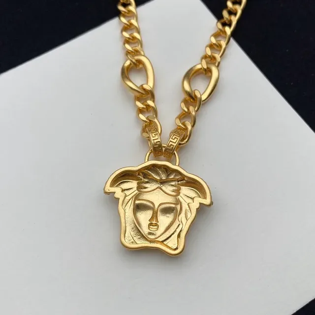 Versace Medusa ক্রিস্টাল পেভে গোল্ড টোন হার 4