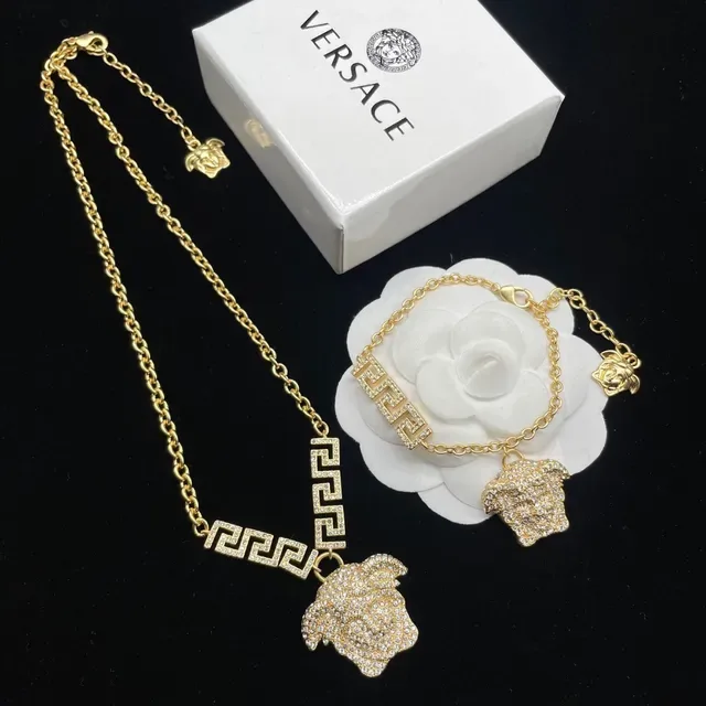 Versace Medusa Head क्रिस्टल पावे गोल्ड टोन नेकलेस 3