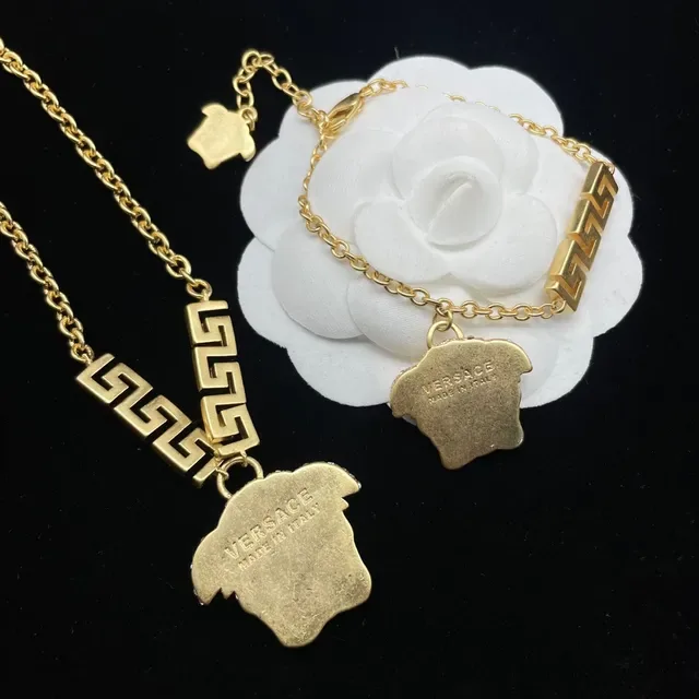 Versace Medusa Head क्रिस्टल पावे गोल्ड टोन नेकलेस 4