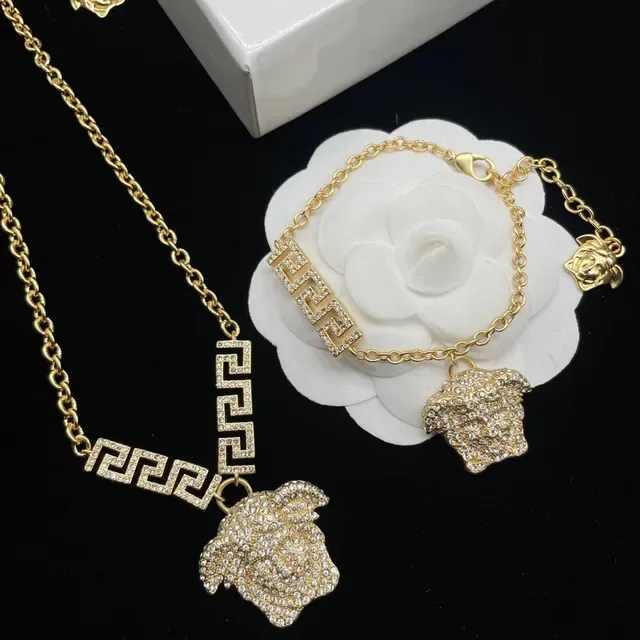 Versace Medusa Head क्रिस्टल पावे गोल्ड टोन नेकलेस 5