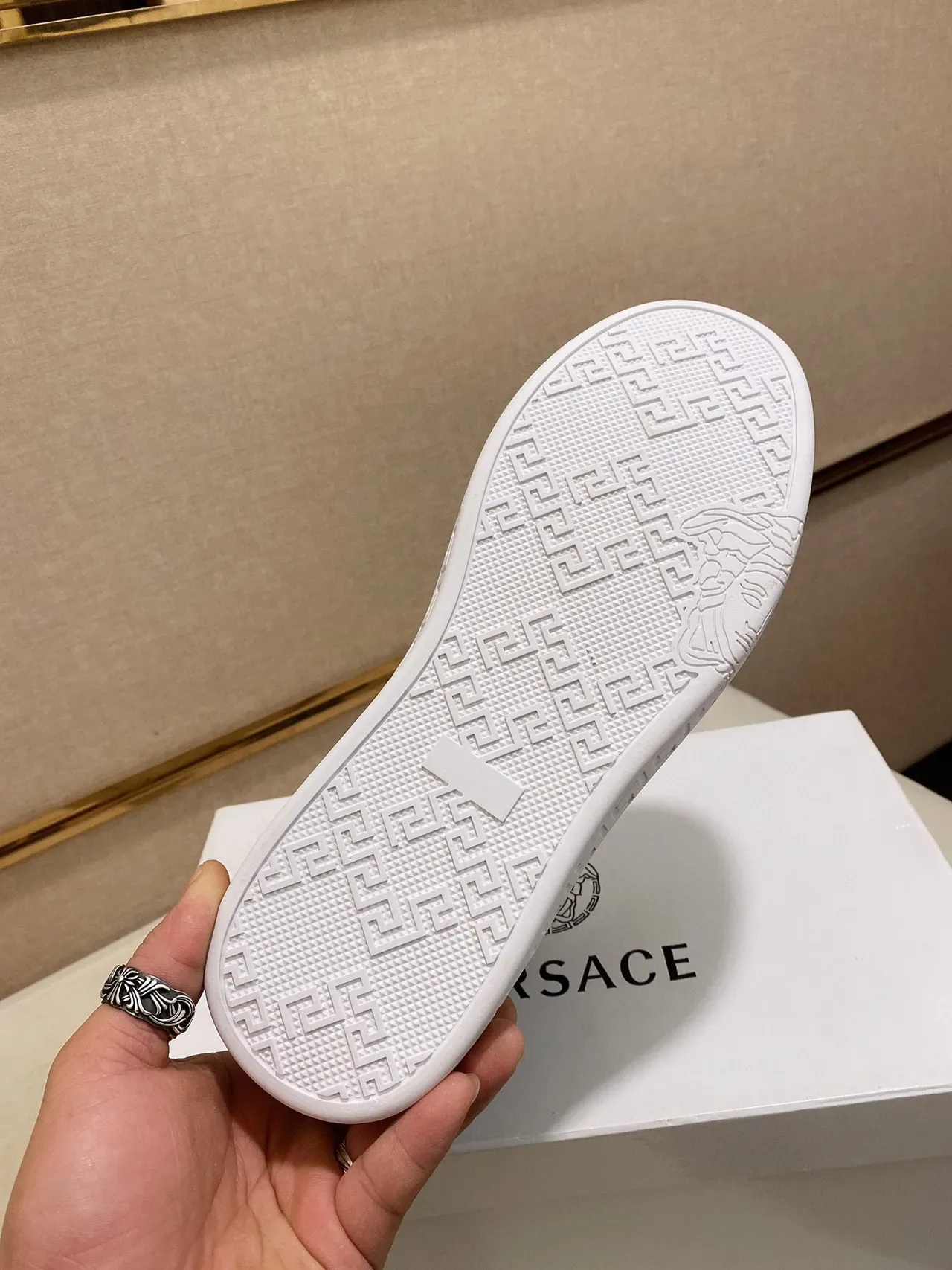 Versace Odissea Sneakers Lifestyle Noir et Or Brodé 2