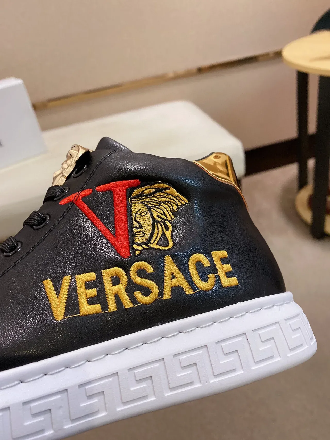 Versace Odissea Sneakers Lifestyle Noir et Or Brodé 4