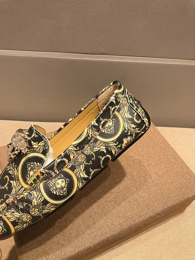 Versace Odissea أسود ذهبي طباعة باروك ميدوزا مزينة Loafer 8