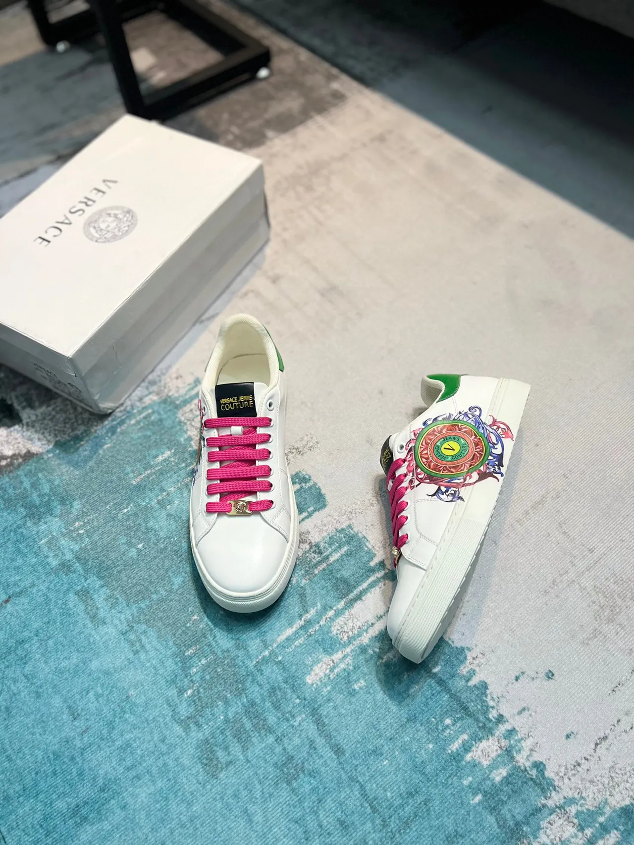 Versace Odissea أبيض وردي أخضر مزخرف أسلوب حياة حذاء رياضي 4