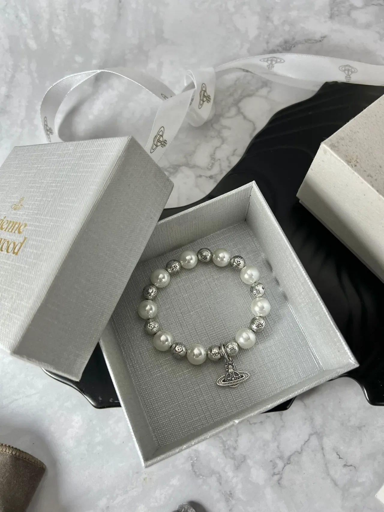 Vivienne Westwood Orb سوار لؤلؤ أبيض وخرز بلون فضي 2