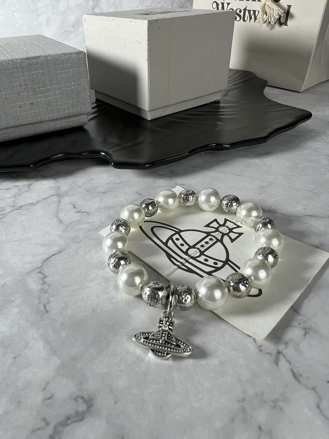 Vivienne Westwood Orb سوار لؤلؤ أبيض وخرز بلون فضي 3