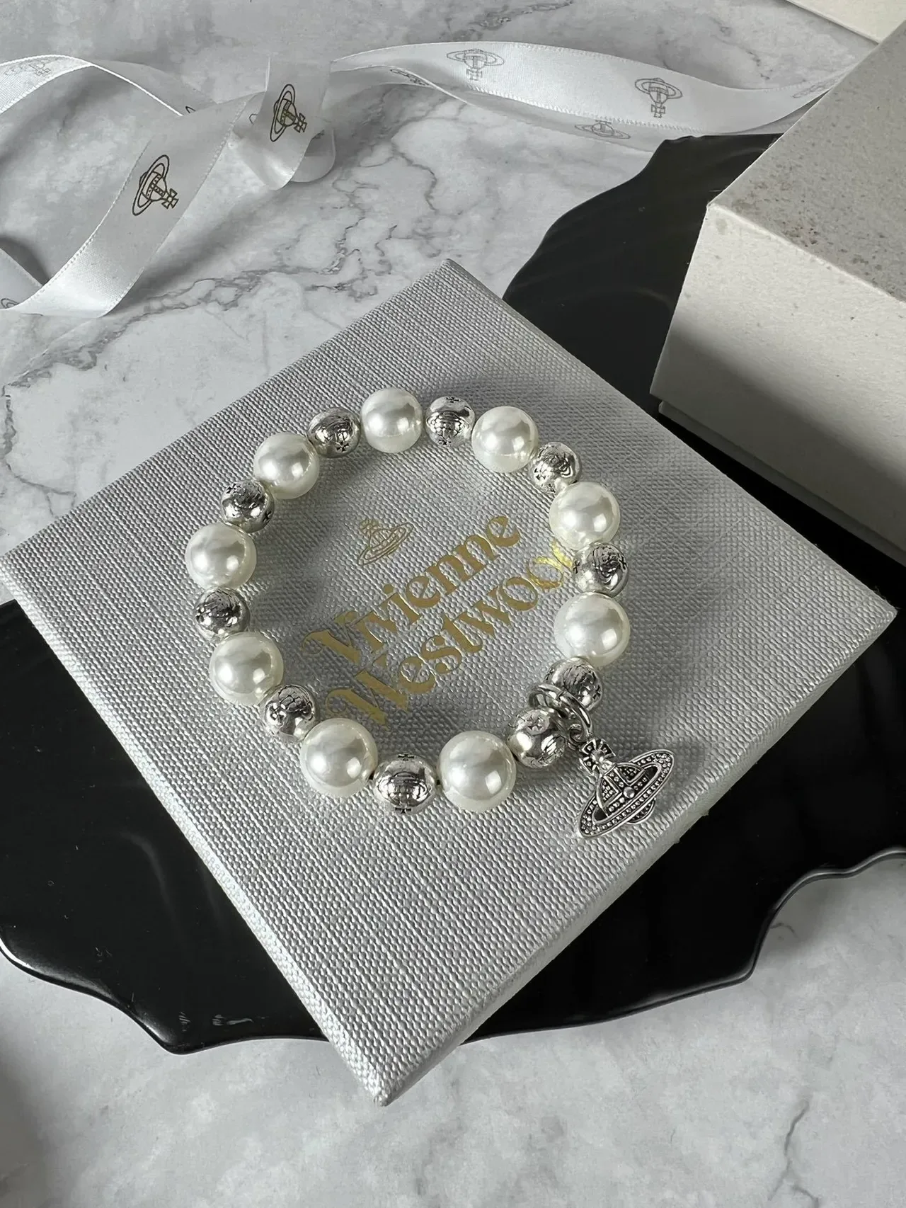 Vivienne Westwood Orb سوار لؤلؤ أبيض وخرز بلون فضي 4