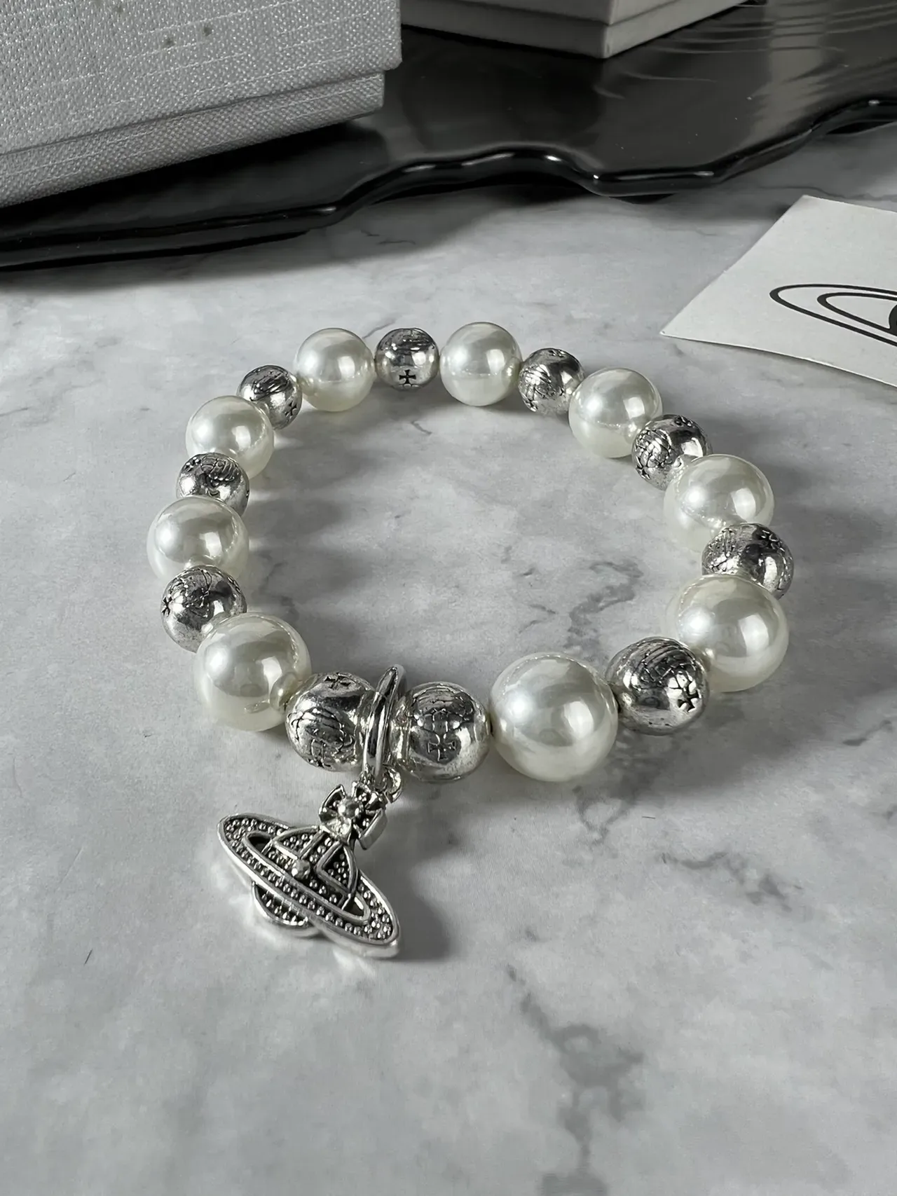 Vivienne Westwood Orb سوار لؤلؤ أبيض وخرز بلون فضي 5
