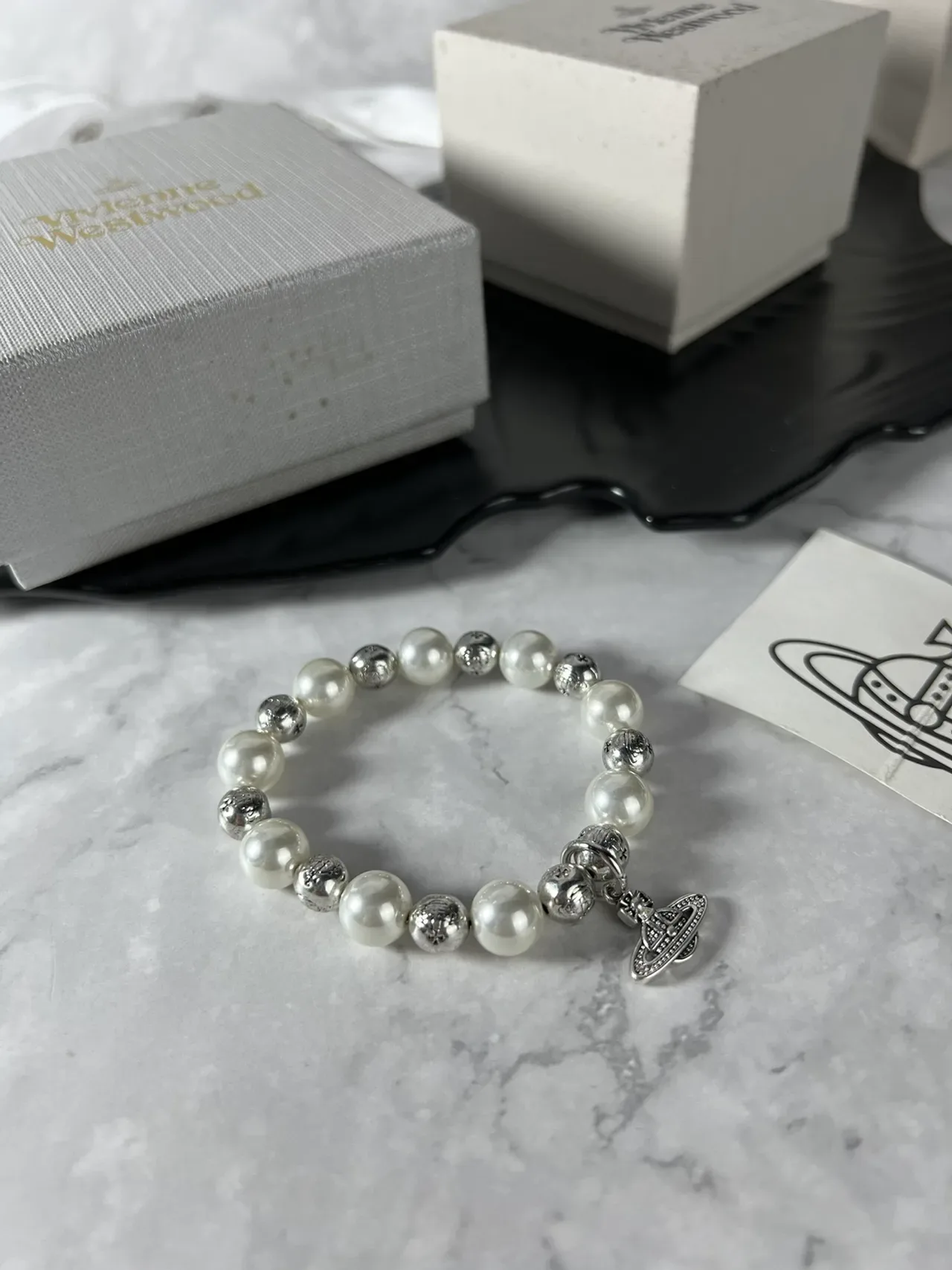 Vivienne Westwood Orb سوار لؤلؤ أبيض وخرز بلون فضي 6