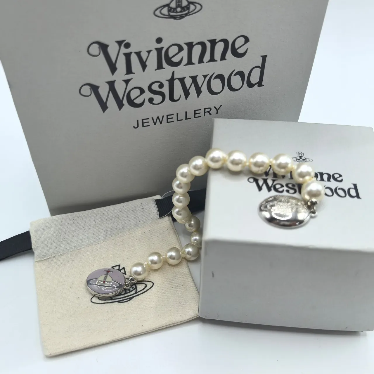 Vivienne Westwood Orb Pearl Pulseira de esmalte rosa com pérolas 3