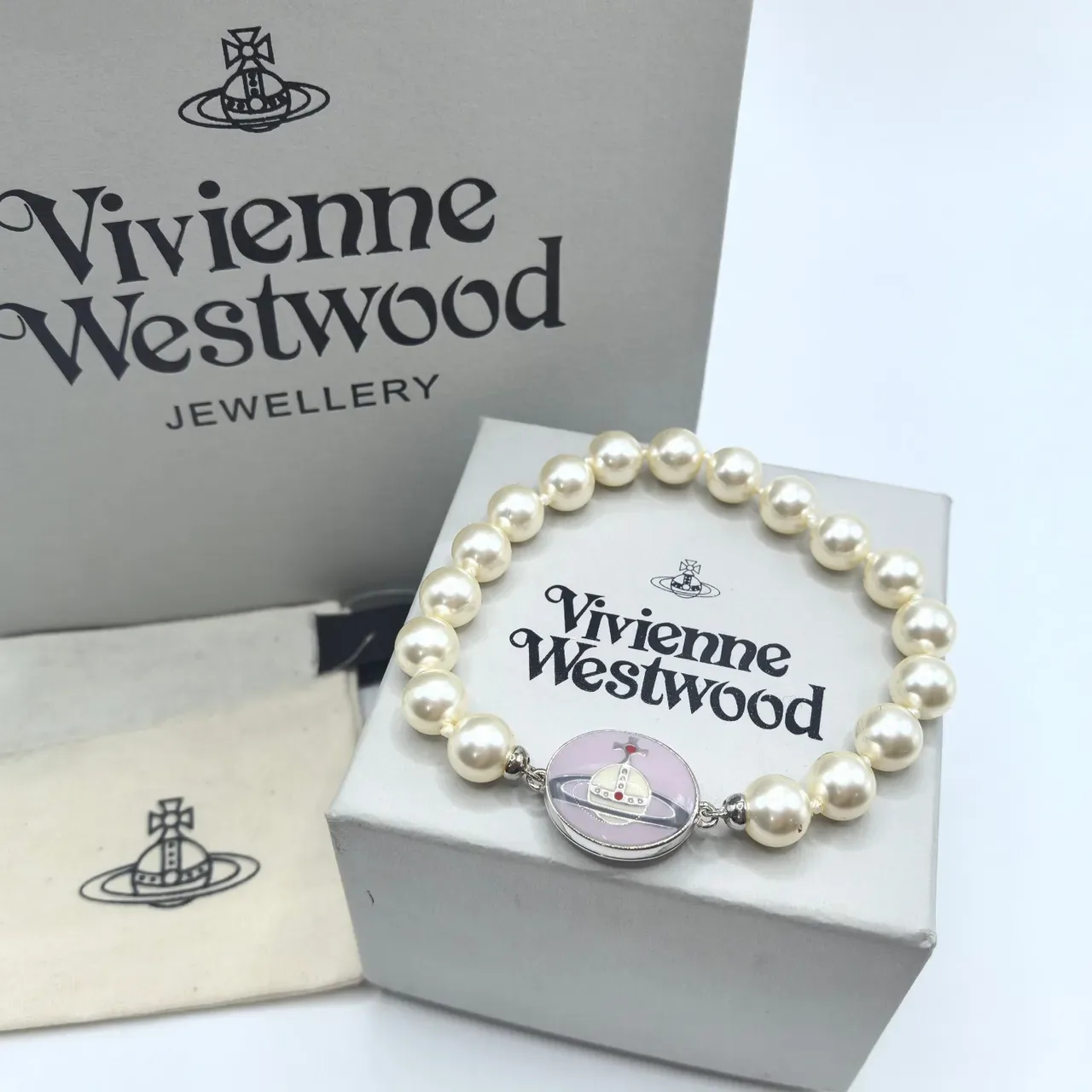 Vivienne Westwood Orb Pearl Pulseira de esmalte rosa com pérolas 4