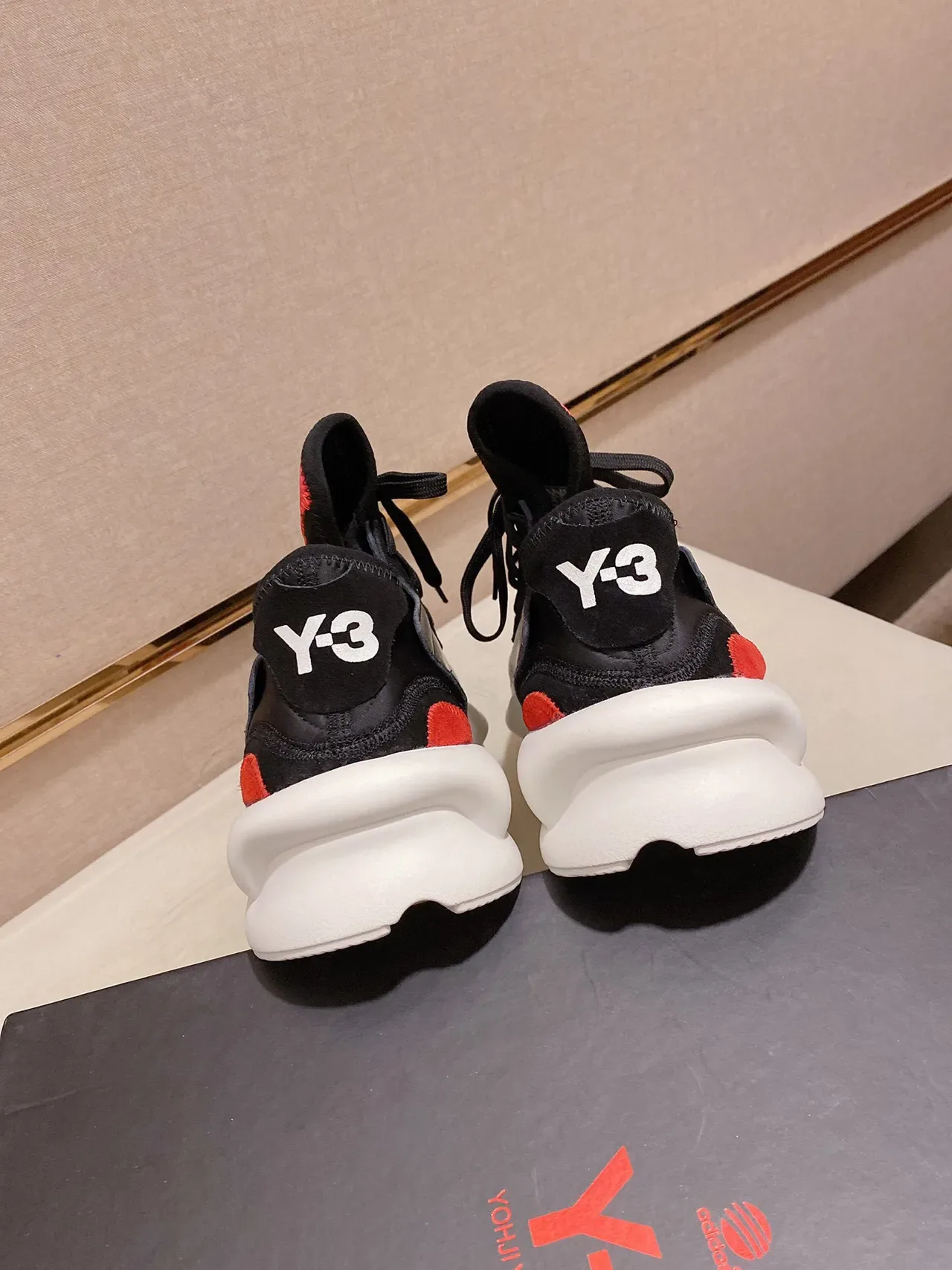 Y-3 Give Me Love أسود أبيض أحمر أحذية lifestyle 3