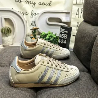 Adidas أحذية رياضية أسلوب حياة بيج فضي منخفضة الارتفاع مثقوبة في مقدمة القدم