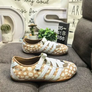 أديداس حذاء رياضي بيج وأبيض بدون أربطة مع Velcro