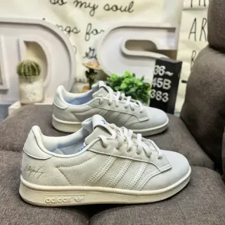 Adidas Beige et Blanc Cuir Suédé Supérieur Panneau Latéral à Trois Rayures Sneakers Lifestyle