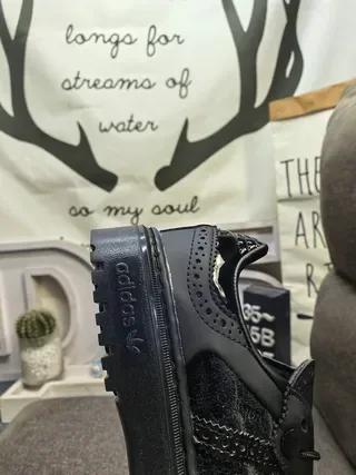 Adidas Tênis Lifestyle Pretos Brogue-Perforados com Solado com Tachas 3
