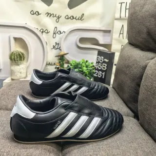 Adidas Zapatos de fútbol indoor de cuero negro blanco sin cordones slip-on acolchados en la parte superior