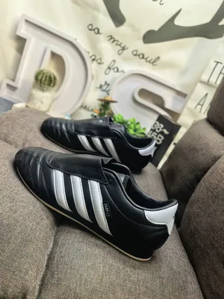 Adidas 黑色白色 无鞋带 拖鞋 绗缝皮革上部 室内足球鞋 7