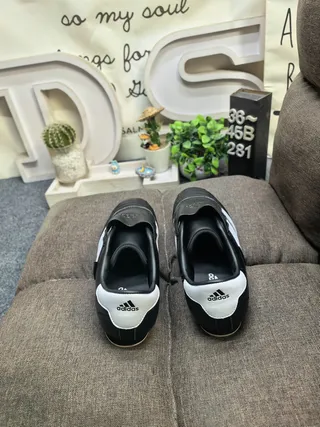 Adidas 黑色白色 无鞋带 拖鞋 绗缝皮革上部 室内足球鞋 8
