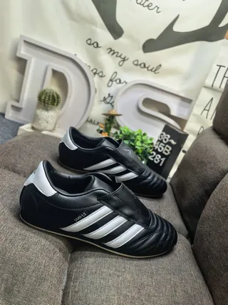 Adidas 黑色白色 无鞋带 拖鞋 绗缝皮革上部 室内足球鞋 9