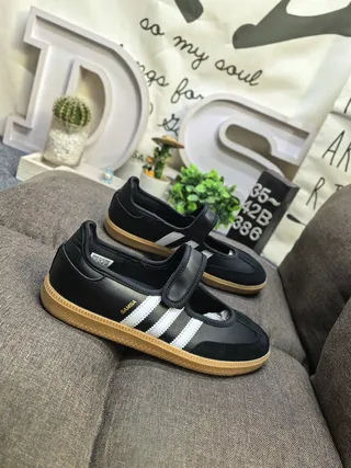 Adidas أسود أبيض بدون أربطة إغلاق بشرائط ماري جين 9