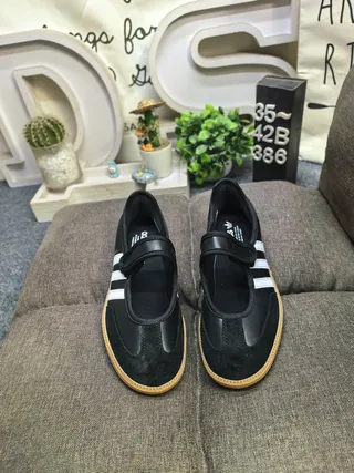 Adidas أسود أبيض بدون أربطة إغلاق بشرائط ماري جين 10