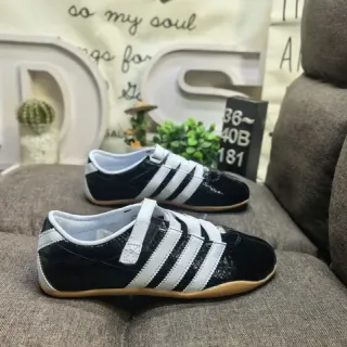 Adidas أحذية رياضية سوداء بيضاء منخفضة الارتفاع مع شريط فيلكرو أسلوب حياة