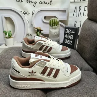 Adidas Forum Low Off-White و بني حذاء أسلوب حياة
