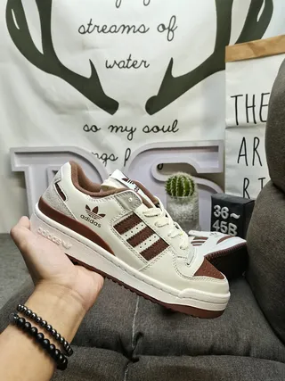 Adidas Forum Low Off-White و بني حذاء أسلوب حياة 5