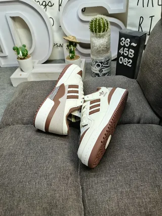 Adidas Forum Low Off-White و بني حذاء أسلوب حياة 6