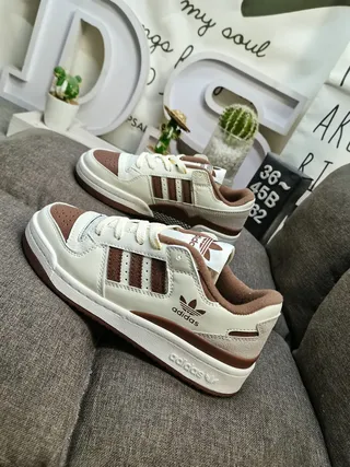 Adidas Forum Low Off-White و بني حذاء أسلوب حياة 7