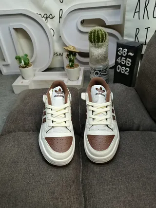 Adidas Forum Low Off-White و بني حذاء أسلوب حياة 10