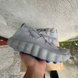 Adidas رمادي أزرق ملائم للجوارب وجه علوي منسوج منحوت مثقوب الطبقة الوسطى أحذية رياضية