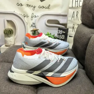 Adidas Chaussures de course Gris Orange Tige en knit engineere Panneau latéral à trois rayures