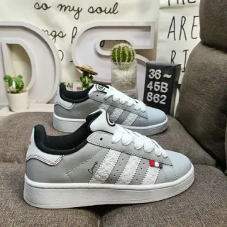أديداس رمادي أبيض low top مع toebox perforated lifestyle sneakers