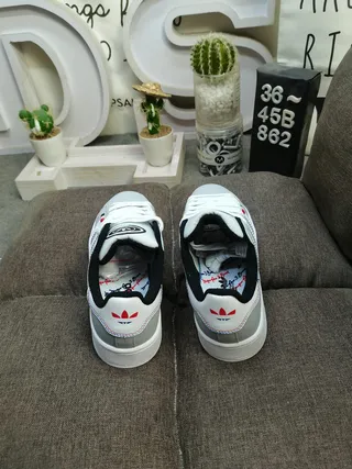 أديداس رمادي أبيض low top مع toebox perforated lifestyle sneakers 2