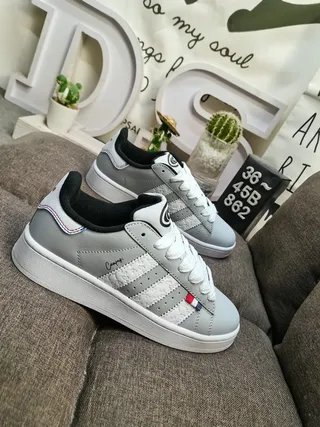 أديداس رمادي أبيض low top مع toebox perforated lifestyle sneakers 3