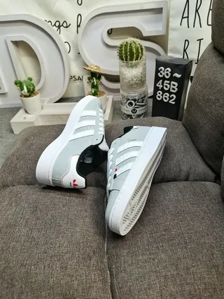 أديداس رمادي أبيض low top مع toebox perforated lifestyle sneakers 6