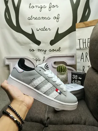 أديداس رمادي أبيض low top مع toebox perforated lifestyle sneakers 7